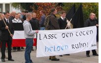 Neonazis am Nowotny-Grab