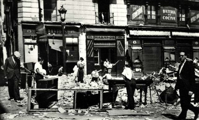 Zerstörung faschistischer Propaganda Barcelona 1936